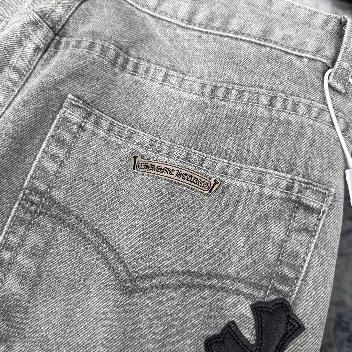 P230 Chrome Hearts CH Chrome Hearts Heavy Industry Damaged High Street Jeans exude unruly personality and unique charm. Every wear and tear is carefully designed to present a unique artistic feel. Made of imported denim fabric, which has undergone heavy industrial washing and destruction treatment, the trousers show a super cool effect on the upper body, allowing you to dominate the fashion stage.  This is more than just a pair of jeans, it is an expression of attitude. With its unique design concept and ultimate pursuit of details, Croxin breaks traditional boundaries and defines the jeans trend in the new era. The trousers are made of double-layer woven fabric and matched with customized hardware, showing an incomparably beautiful and unique style, making every wearer the focus of fashion. Imported denim fabric, super heavy-duty washed and damaged, the upper body is super cool! Customized hardware. Unbeatable and beautiful style. The production process is difficult. Full of high street feel. Color: Gray Size: S M L XL XXL